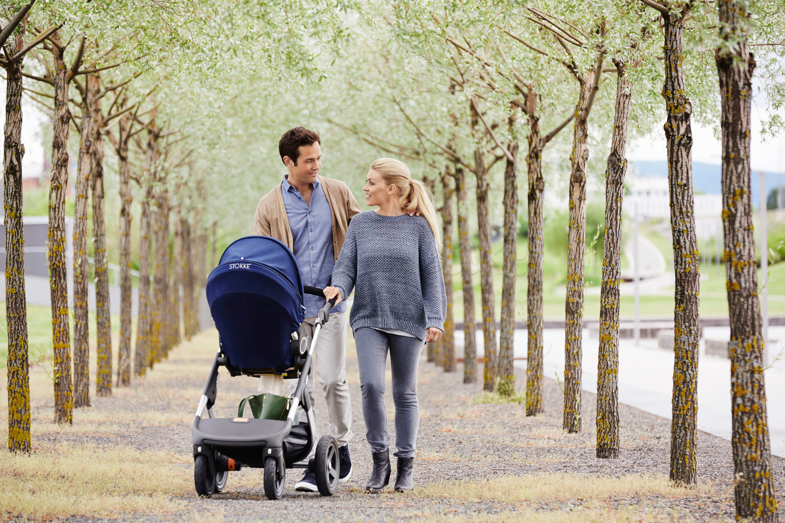 Прогулка с новорожденным весной. Семья на прогулке. Семья с коляской. Коляска прогулка. Прогулка.